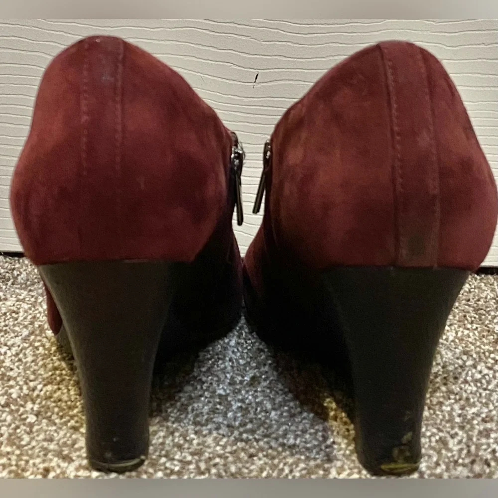 Clarks Artisan Burgundy Wine Suede Side Zipper Wedge Ankle Boot Sz 9